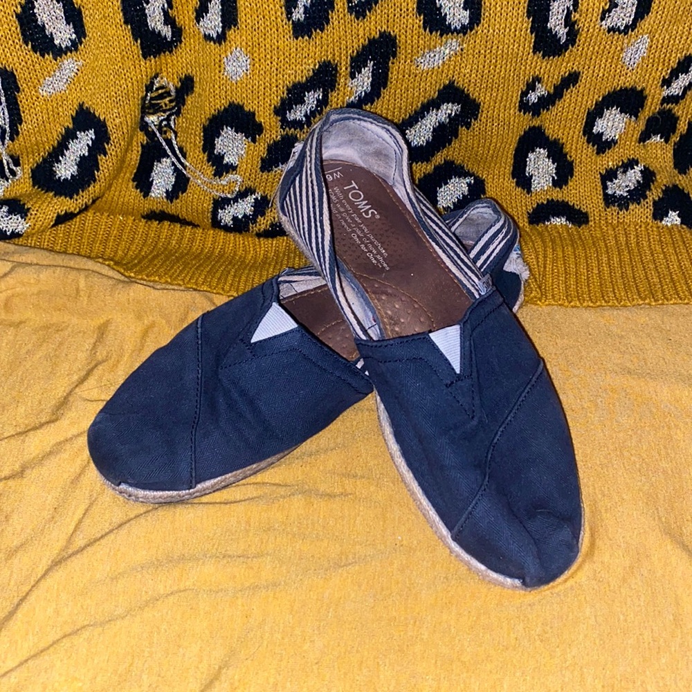 Toms - Picture 2 of 3